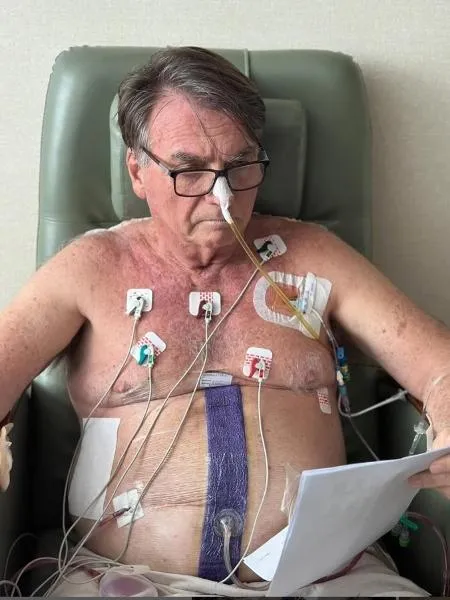 Bolsonaro permanece na UTI e segue sem previsão de alta, diz equipe médica
