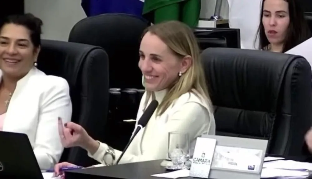 Vídeo - Após crise de riso, vereadora mostra dedo para colega durante sessão