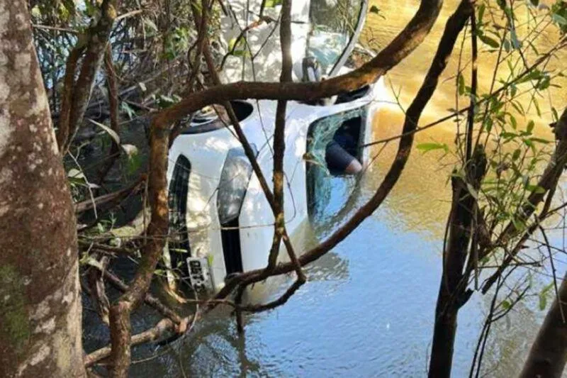 Carro cai de ponte, duas pessoas morrem e duas ficam feridas