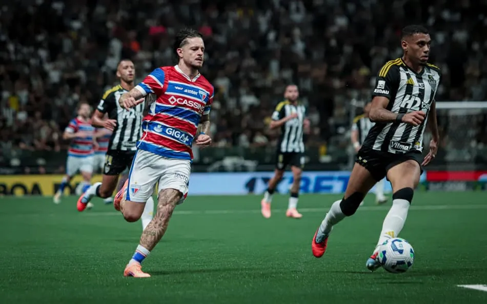 Com hat-trick de Deyverson, Atlético-MG e Fortaleza empatam pelo Brasileirão