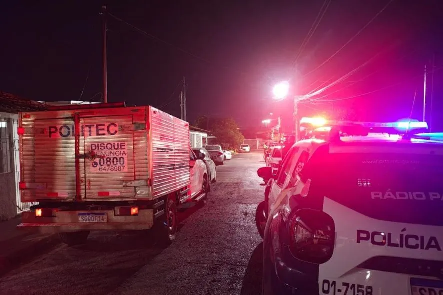 Policial mata a esposa a tiros e foge com os filhos em Cuiabá