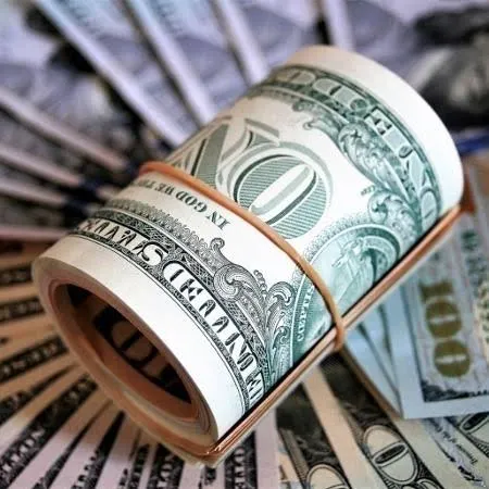 Dólar renova máxima histórica e fecha a R$ 5,99 após pacote fiscal e isenção do IR; bolsa afunda