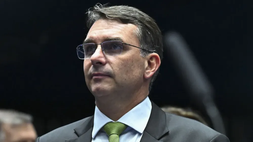 Flávio Bolsonaro convida caciques do Centrão para defender nome ao Planalto