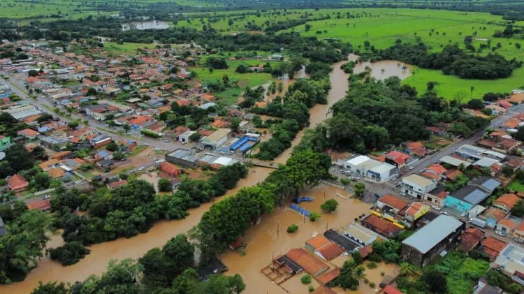 Governo de MT auxilia municípios afetados por enchentes; Defesa Civil e Corpo de Bombeiros atuam na região