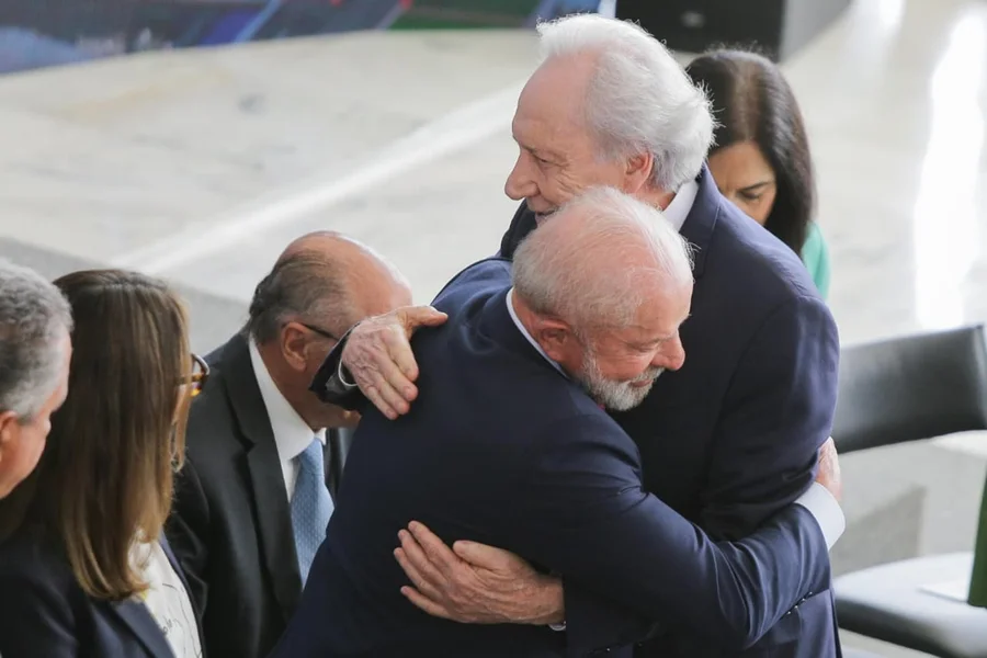 Ministro da Justiça, Lewandowski entrega carta de demissão a Lula