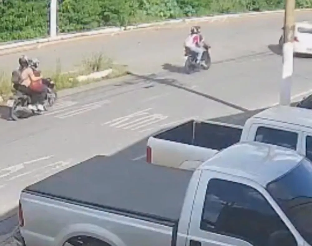 Motociclista e passageira ficam feridos após colisão com táxi em Várzea Grande