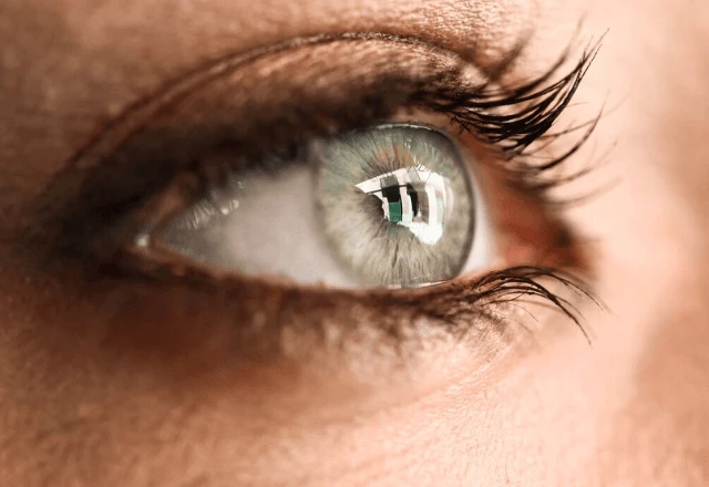 Pressão alta pode cegar? Saiba como o entupimento nos olhos ameaça sua visão