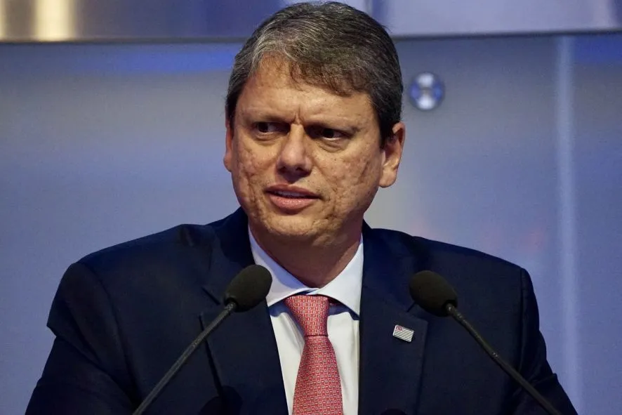 Moraes autoriza visita de Tarcísio a Bolsonaro em presídio no DF