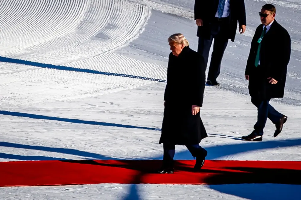 Trump diz que não usará força para conseguir Groenlândia e exige negociação