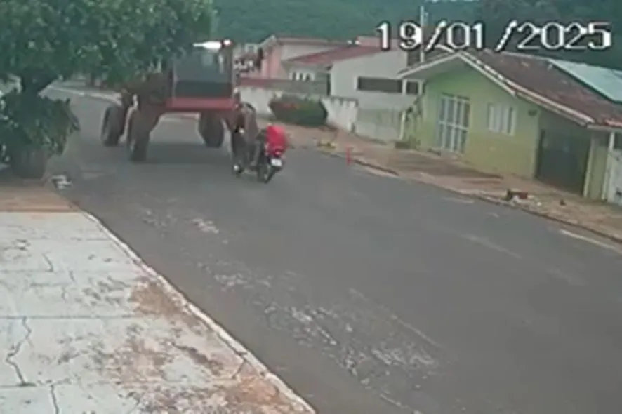 Jovem tem cabeça esfacelada após moto passar embaixo de trator