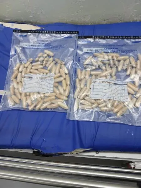 Bolivianos engolem 100 cápsulas de cocaína e são presos na Rodoviária de Cuiabá