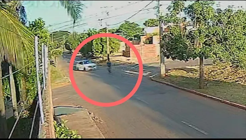 Câmeras registram momento em que motociclista é atropelado em Rondonópolis