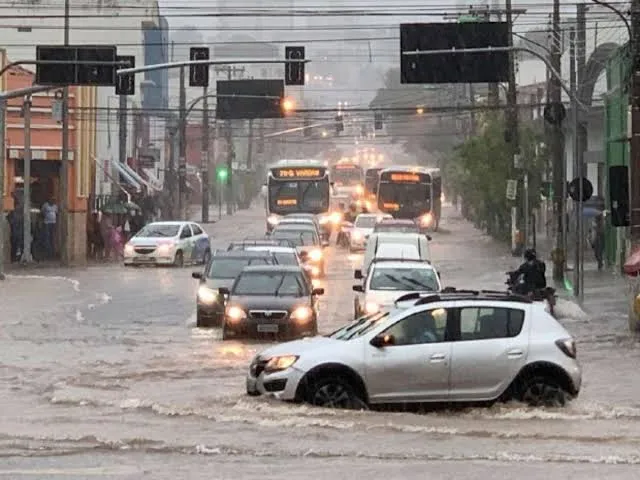 Temporal provoca alagamentos e acidentes em vias de Cuiabá e Chapada dos Guimarães