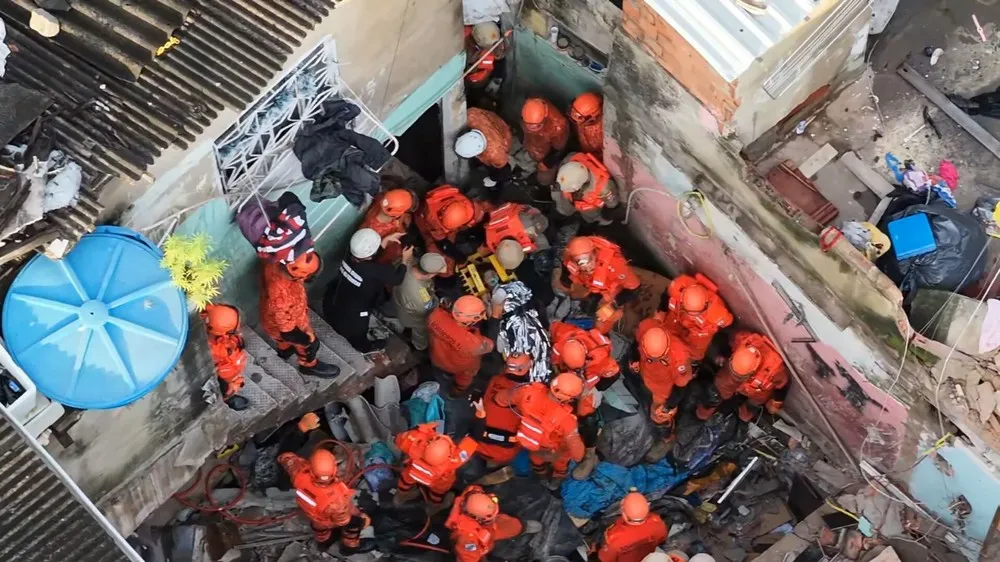 ‘Me tira daqui’: criança de 7 anos pediu ajuda durante resgate após desabamento de casas no Maracanã; menina foi salva após 5 horas