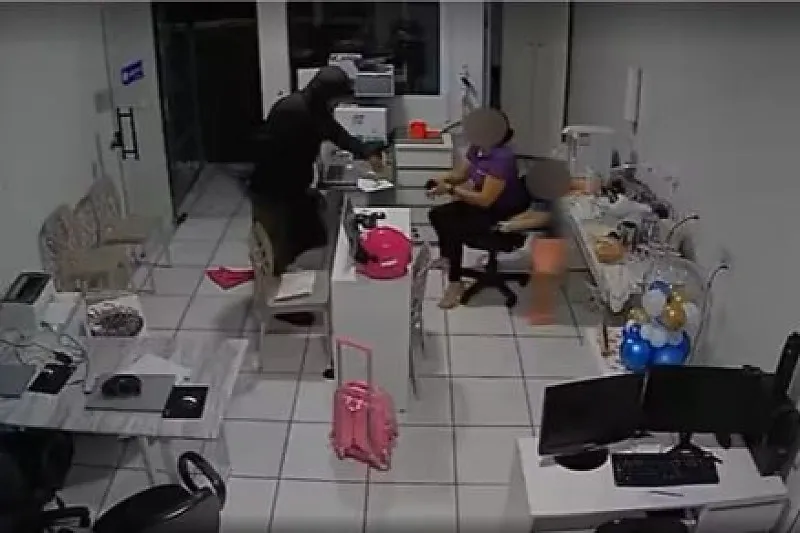 Vídeo mostra bandido invadindo escritório e roubando mãe com criança no colo