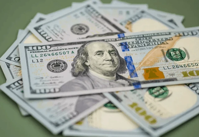 Dólar cai para R$ 5,18 e tem menor valor de fechamento em quase dois anos