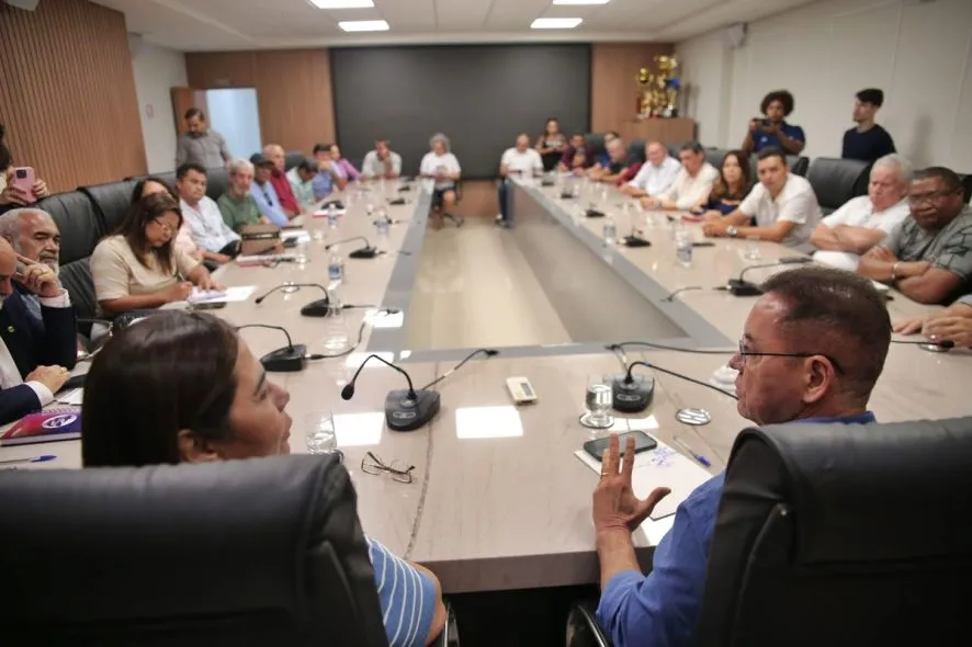 Servidores aceitam 4,83% e pedem discussão sobre 20% de reajuste