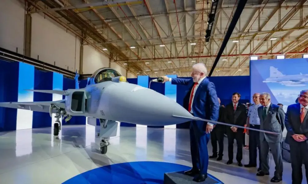 Lula batiza primeiro caça Gripen produzido no Brasil