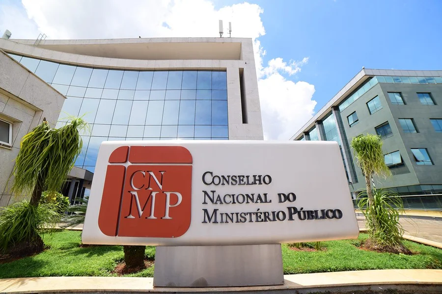 Promotor é demitido por beneficiar réu e usar documento falso
