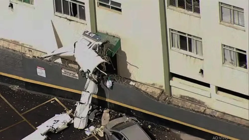 Avião de pequeno porte cai, atinge prédio e deixa dois mortos em Belo Horizonte
