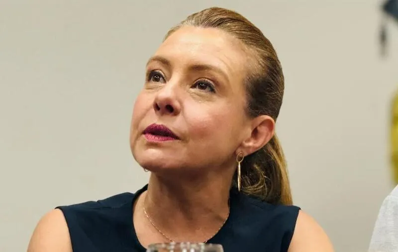 Juiz manda Flávia Moretti exonerar marido de secretaria