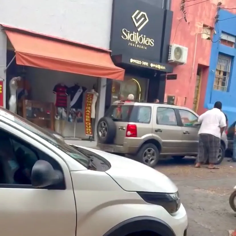 Assaltante invade joalheria no Centro de Cuiabá, tenta roubar e matar empresário