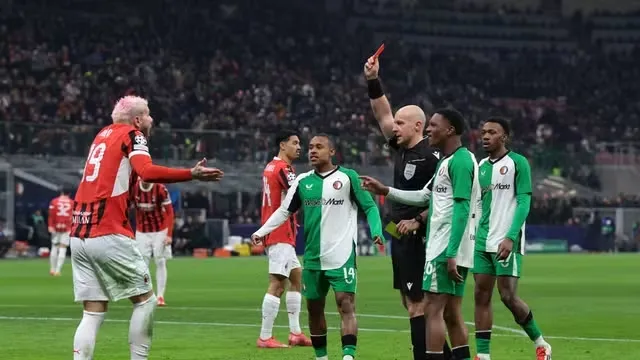 Com um a menos, Milan empata com o Feyenoord e é eliminado da Champions