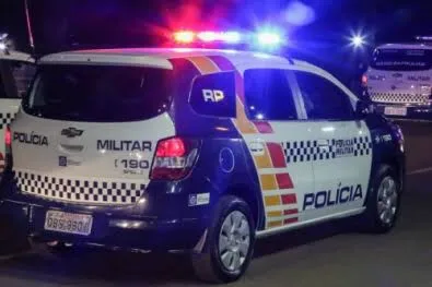 Motociclista fica ferida após bater em Jeep em rotatória