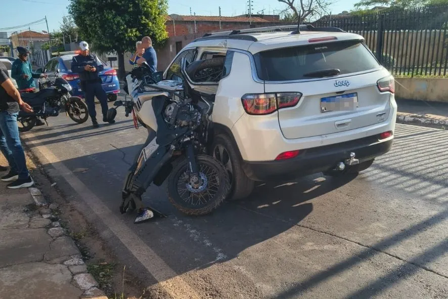 Moto arrebenta porta e fica presa em carro em VG; imagens