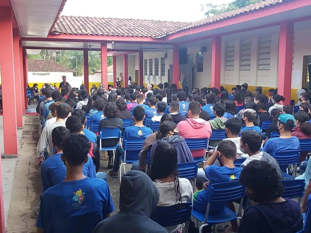 Governo decide militarizar escola onde aluna foi espancada por colegas