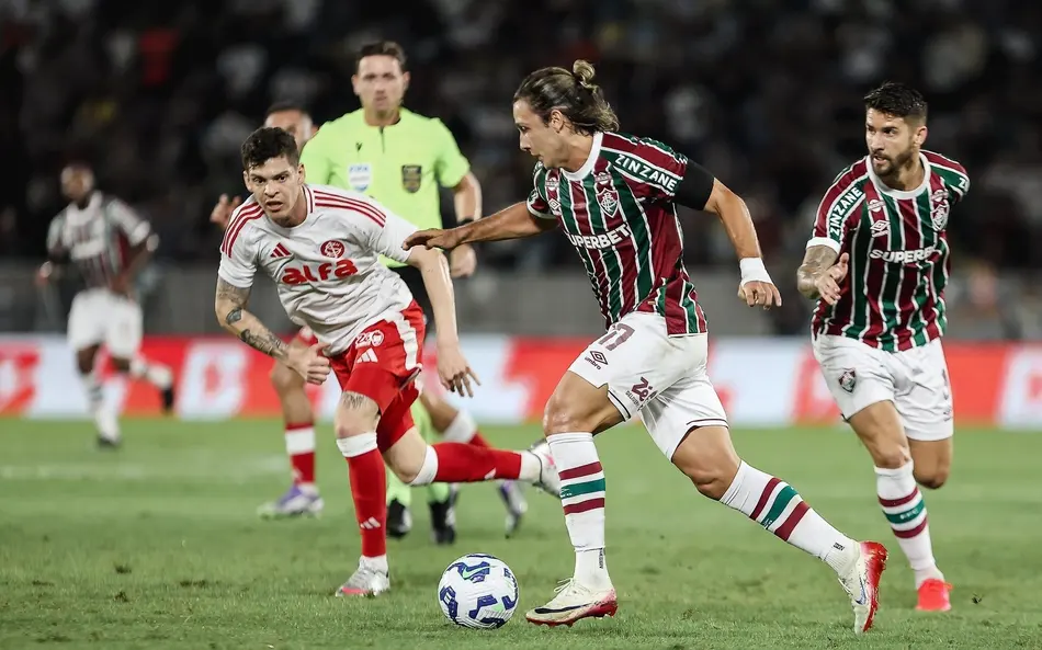 Em jogo de muitos erros, Fluminense se classifica e afunda Internacional na crise