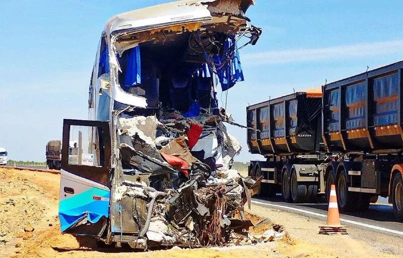 Perícia revela que ônibus invadiu pista e bateu em carreta