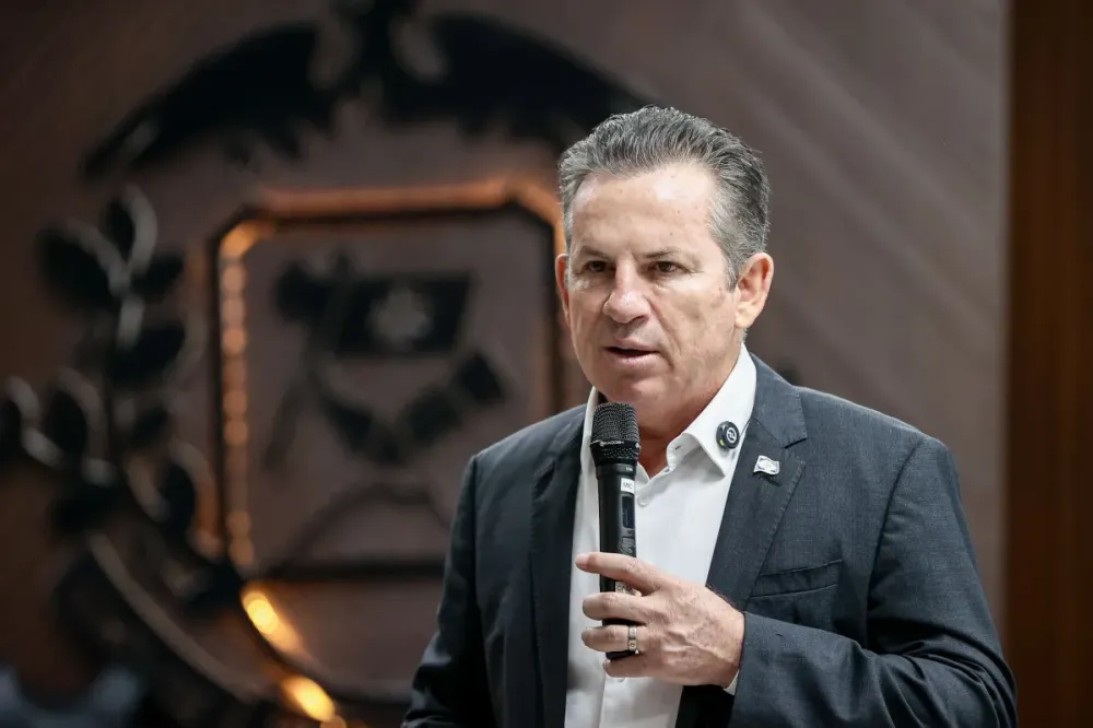 Governador do MT: Carlos disse pela boca o que deveria sair por outro lugar