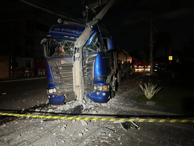 Carreta desgovernada atinge poste em Cuiabá; veja vídeo