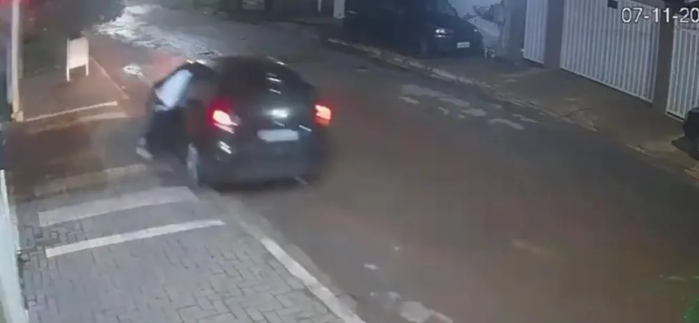 Assaltante fica pendurado em janela de carro e é arrastado por motorista; veja vídeo