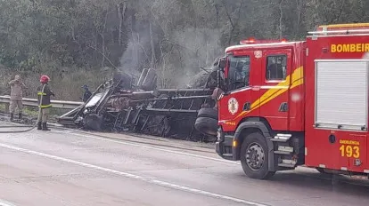 Caminhoneiro morre após carreta tombar e pegar fogo na Serra de São Vicente