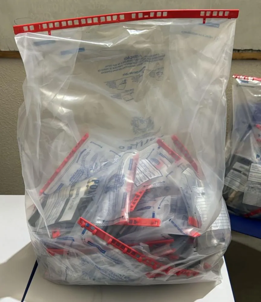 Operação integrada na PCE apreende 43 celulares, 50 porções de drogas e mais de 70 chips