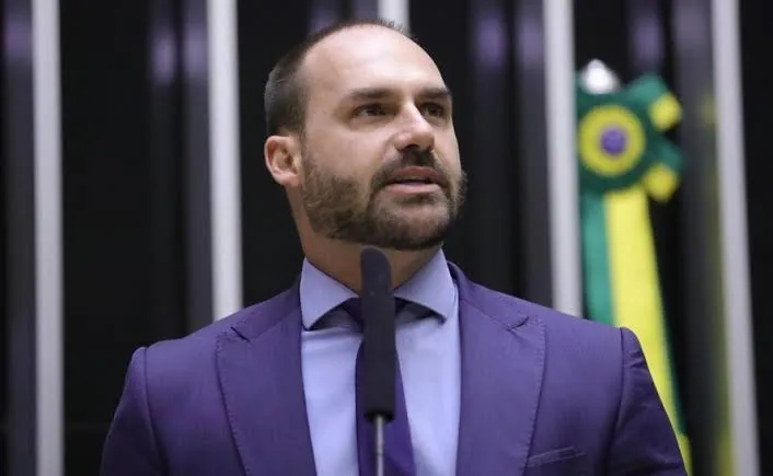 Eduardo Bolsonaro decide ficar nos EUA e se licenciar da Câmara