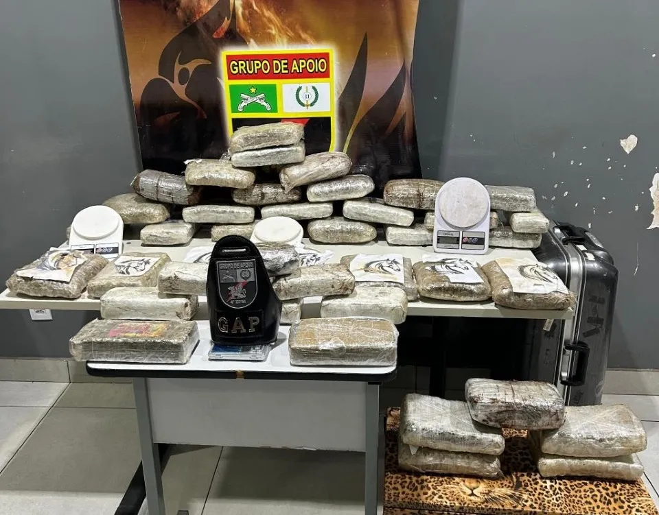 PM prende trio e apreende 41 tabletes de ‘skunk’; BYD Dolphin e Fiat Uno recolhidos