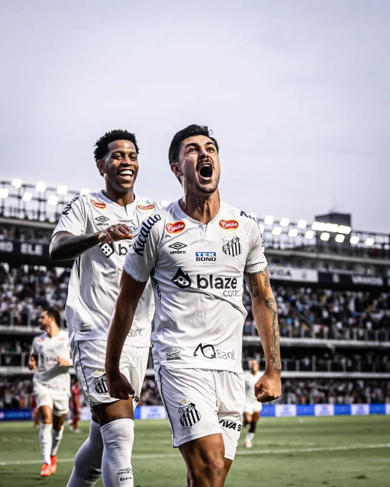 Santos vence Coritiba e retorna à Série A do Brasileirão