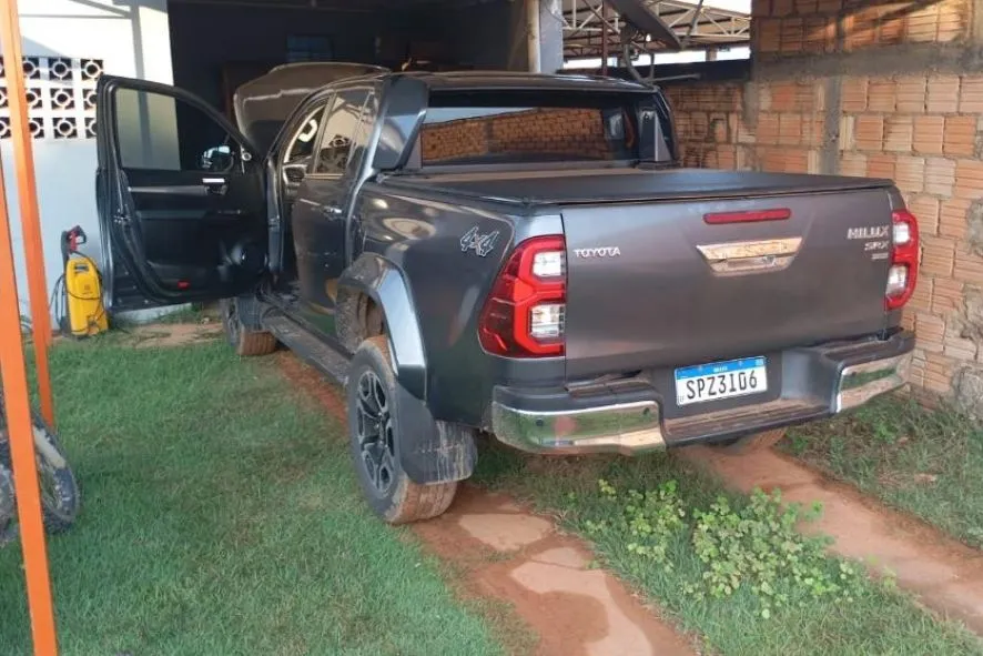 Polícia apreende Camaro, dinheiro e armas com alvos de operação