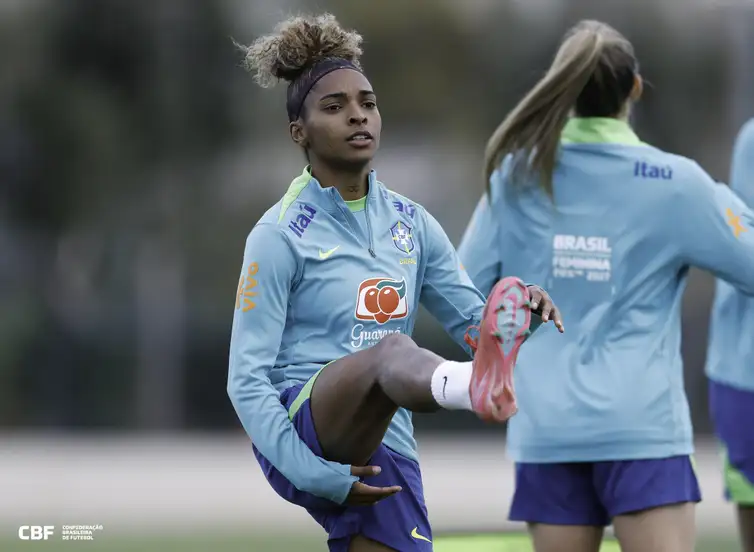 Seleção feminina treina nos EUA para reencontro com donas da casa
