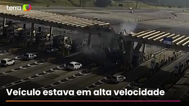 Vídeo registra carro derrubando teto de pedágio em rodovia de SP; motorista morreu