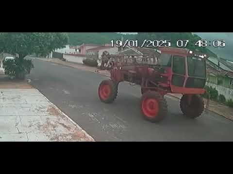 Jovem tem cabeça esfacelada após moto passar embaixo de trator: Vídeo