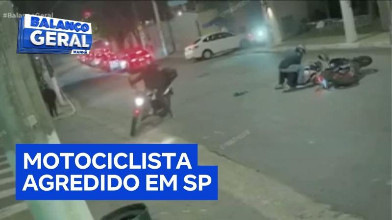 Motociclista é derrubado e agredido durante assalto em São Paulo; veja