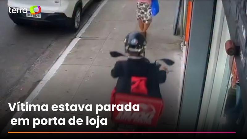 Falso entregador em moto sobe em calçada e furta celular de mulher em segundos; veja